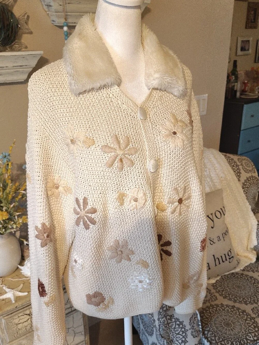 Vintage Cream Floral Applique Knit Cardigan with Faux Fur Collar - Picture 2 of 9